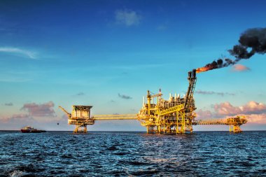 Üretim petrol ve doğal gaz offshore inşaat platformu. Petrol bir