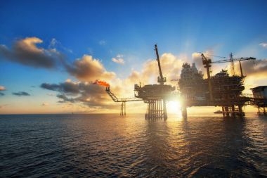 Siluet, Offshore petrol platformu gündoğumu veya günbatımı zamanında. Con