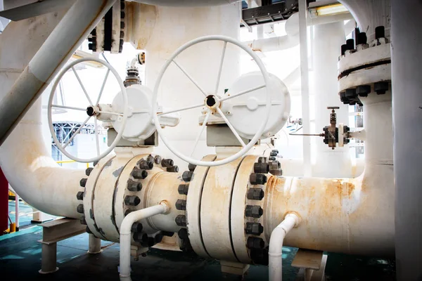 Handleiding opereren bal klep aan de offshore olie- en gas centrale proces — Stockfoto