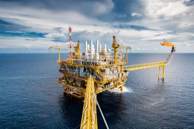 Offshore petrol ve gaz platformu ile Körfez'de güzel gök