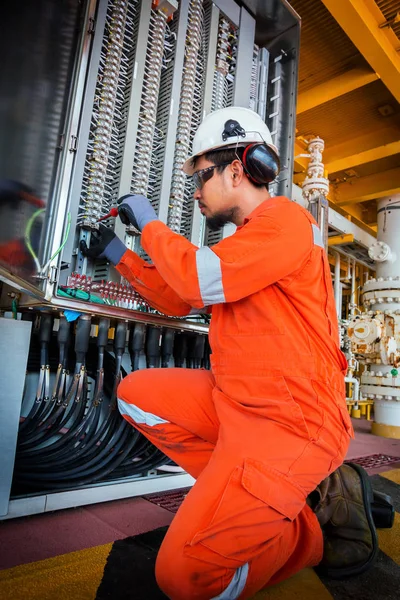 Elektrik ve enstrüman teknisyen program üzerinde sorun giderme