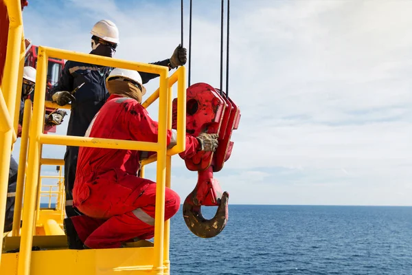 Crane inspector, crane inspector on the job inspec crane operati — Stock Photo, Image