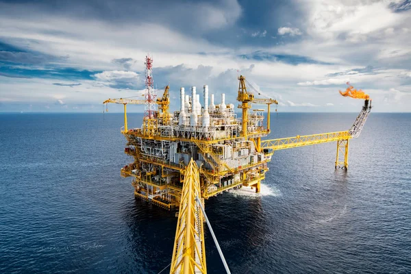 Морская нефтегазовая платформа с красивым небом в заливе — стоковое фото