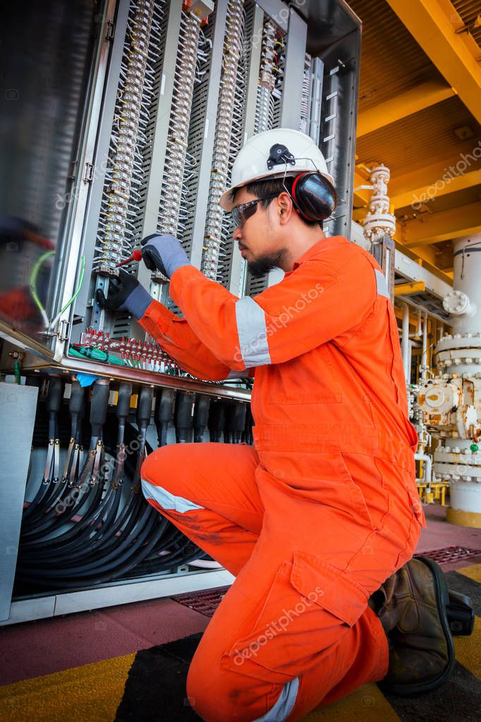 Electrical and instrument technician troubleshooting on programm