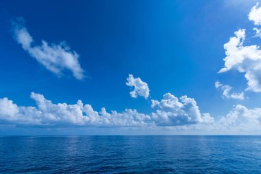 Güzel yaz mavi gökyüzü 