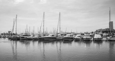 Siyah beyaz limandaki tekneler