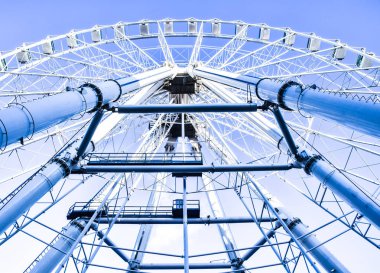 Malaga'da dönme dolap mavi tonlarında