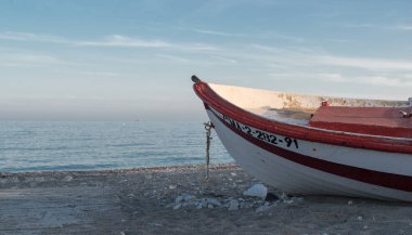 Plajın kıyısında tekne