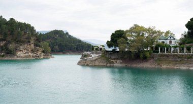 Güzel manzara El Chorro Lake turkuaz yeşil su ve yeşil tr ile