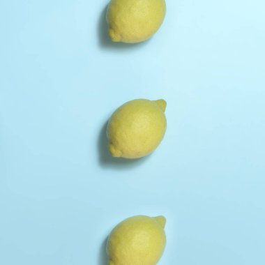Pastel mavi zemin üzerine limon bileşimi