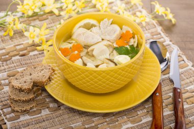 Tavuk ve mantar makarna ile İtalyan çorbası