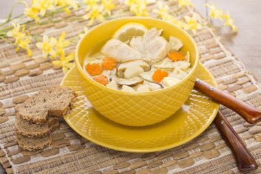 Tavuk ve mantar makarna ile İtalyan çorbası