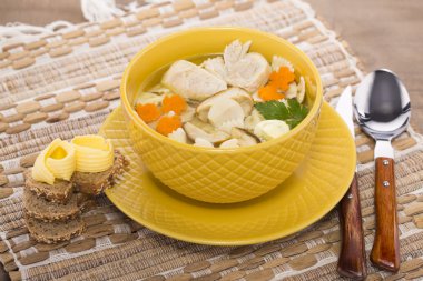 Tavuk ve mantar makarna ile İtalyan çorbası