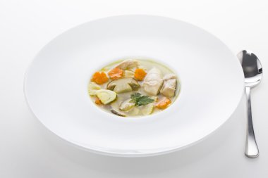 Tavuk ve mantar makarna ile İtalyan çorbası