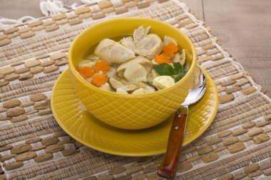 Tavuk ve mantar makarna ile İtalyan çorbası