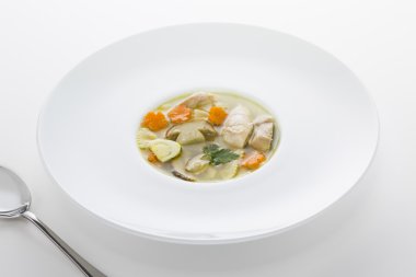 Tavuk ve mantar makarna ile İtalyan çorbası