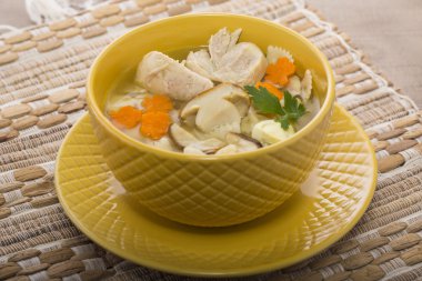 Tavuk ve mantar makarna ile İtalyan çorbası