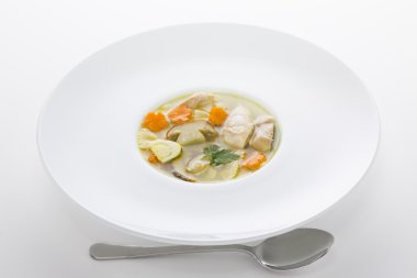 Tavuk ve mantar makarna ile İtalyan çorbası