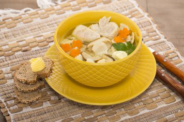 Tavuk ve mantar makarna ile İtalyan çorbası