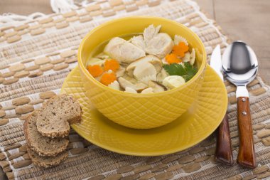 Tavuk ve mantar makarna ile İtalyan çorbası