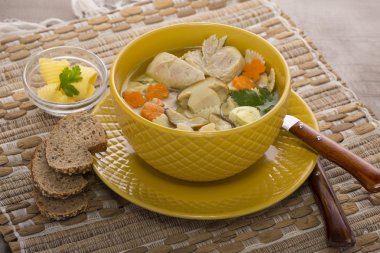 Tavuk ve mantar makarna ile İtalyan çorbası