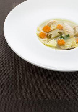 Tavuk ve mantar makarna ile İtalyan çorbası