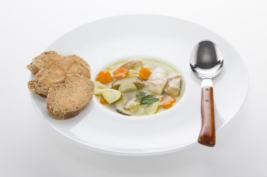 Tavuk ve mantar makarna ile İtalyan çorbası