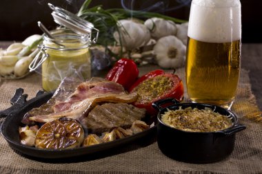 Kaba tuval üzerine rustik atıştırmalıklar ile çanak