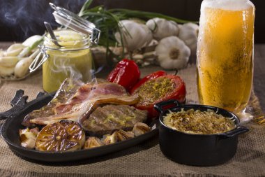 Kaba tuval üzerine rustik atıştırmalıklar ile çanak