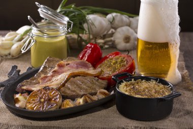 Kaba tuval üzerine rustik atıştırmalıklar ile çanak