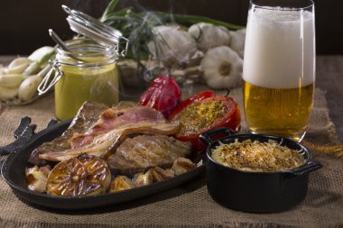 Kaba tuval üzerine rustik atıştırmalıklar ile çanak