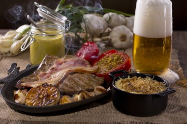 Kaba tuval üzerine rustik atıştırmalıklar ile çanak