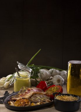 Kaba tuval üzerine rustik atıştırmalıklar ile çanak