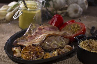 Kaba tuval üzerine rustik atıştırmalıklar ile çanak