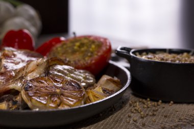 Kaba tuval üzerine rustik atıştırmalıklar ile çanak