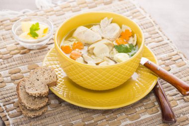 Tavuk ve mantar makarna ile İtalyan çorbası