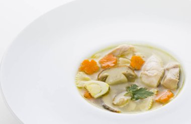 Tavuk ve mantar makarna ile İtalyan çorbası