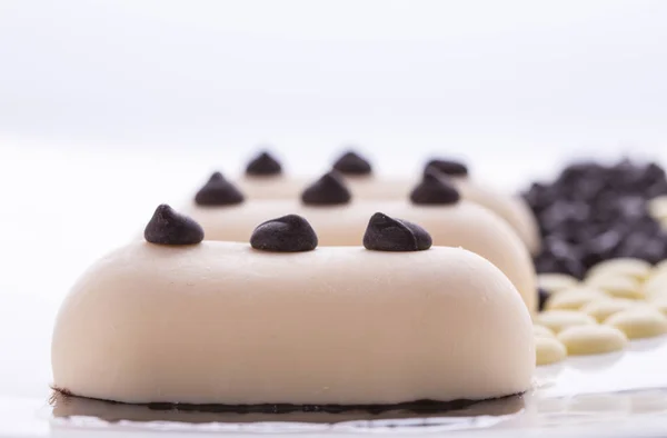Smetanové zmrzliny s čokoládou na bílé plotně — Stock fotografie