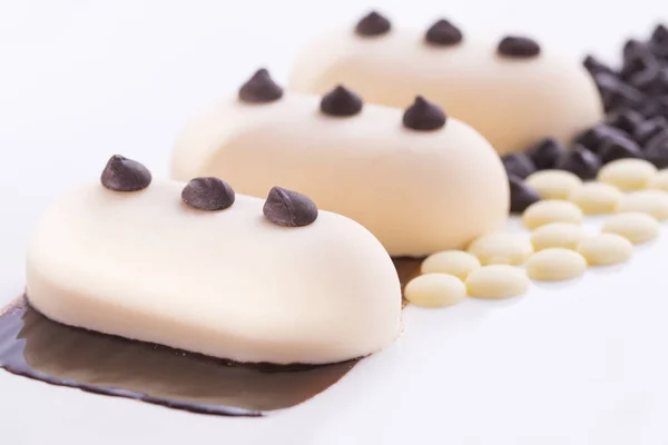 Smetanové zmrzliny s čokoládou na bílé plotně — Stock fotografie