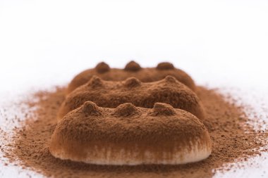 Kremalı dondurma ile çikolata beyaz bir plaka üzerinde