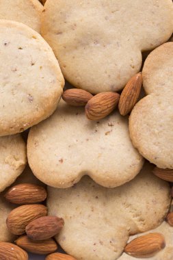 Kremalı dondurma ile çikolata beyaz bir plaka üzerinde