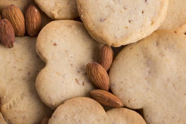 Kremalı dondurma ile çikolata beyaz bir plaka üzerinde