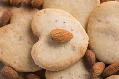 Kremalı dondurma ile çikolata beyaz bir plaka üzerinde