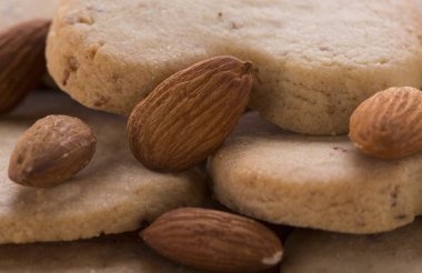 Kremalı dondurma ile çikolata beyaz bir plaka üzerinde
