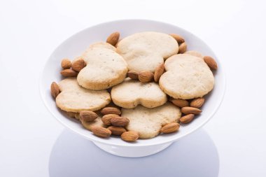 Kremalı dondurma ile çikolata beyaz bir plaka üzerinde