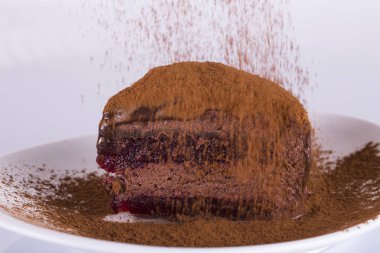 Evde bir ayna yüzeyinde lezzetli pasta pişmiş