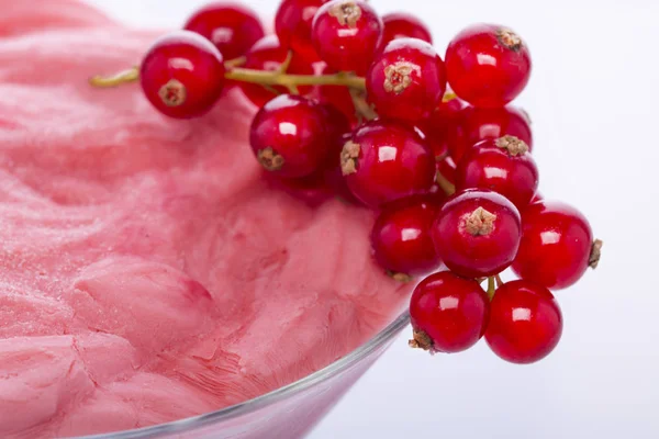 Cocktail från glass med röda vinbär — Stockfoto