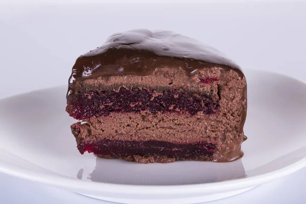 Heerlijke cake op een spiegelend oppervlak kookte thuis — Stockfoto