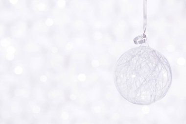 Güzel bir kış arka plan üzerinde parlak top