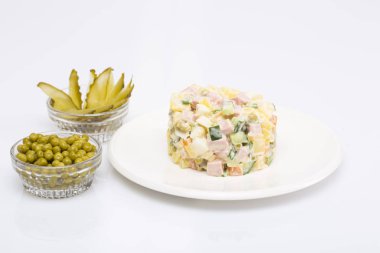 Masanın üzerinde geleneksel Rus salatası